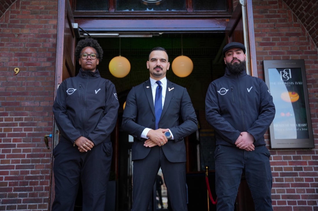 Drie HKS-beveiligers bij de ingang van Meet Berlage
