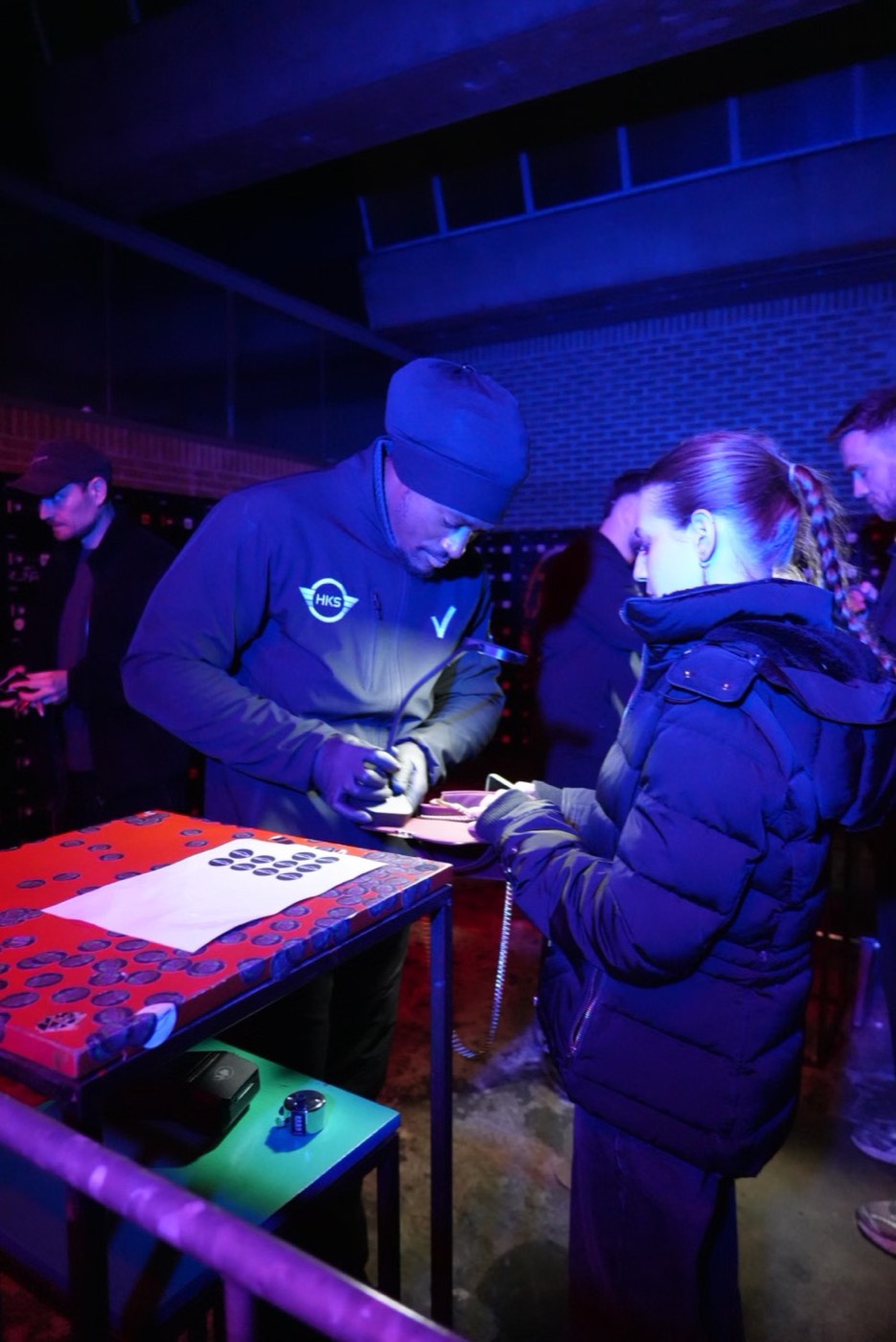 HKS-beveiliger controleert bezoekers bij de ingang van een evenement