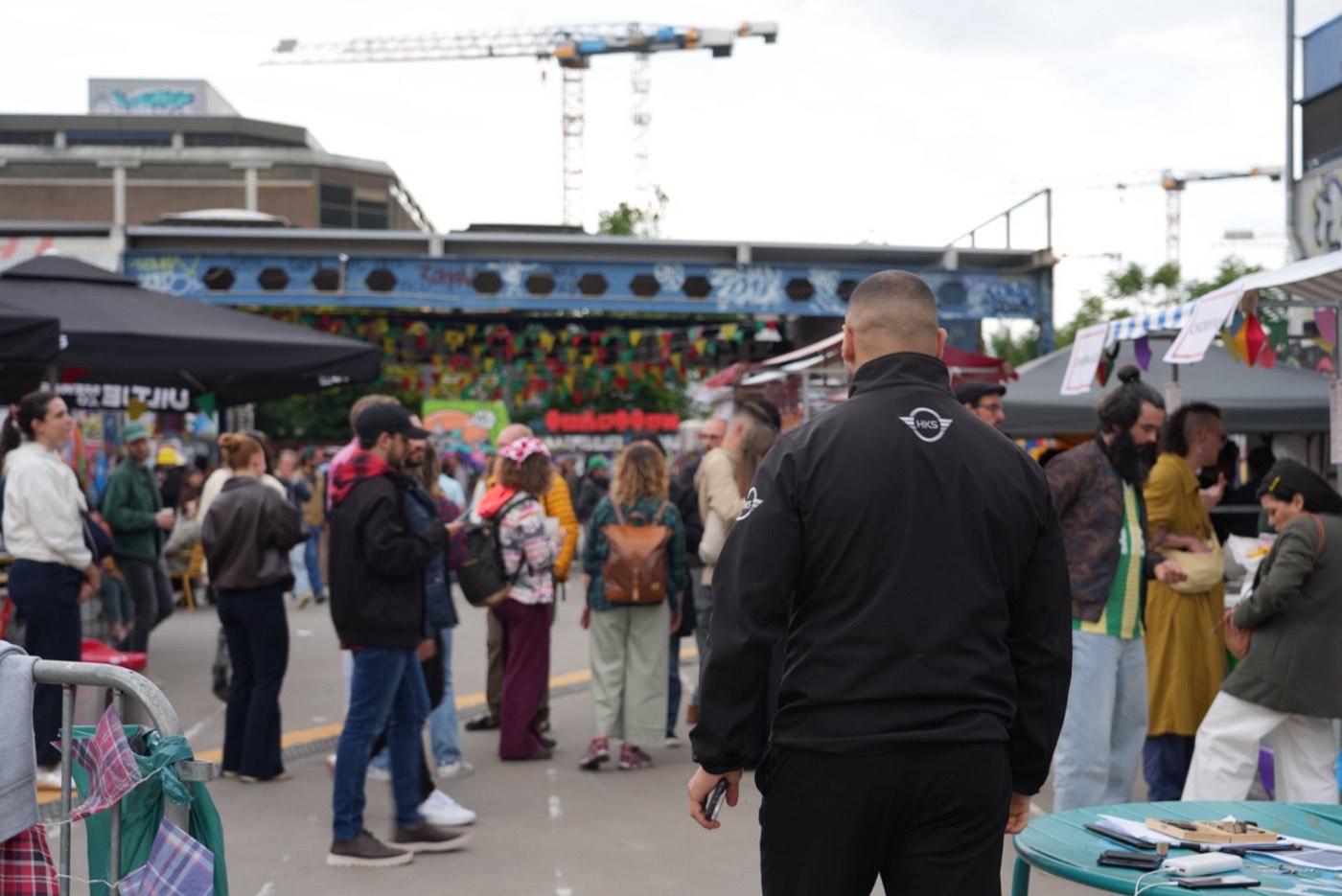 HKS-beveiliger houdt toezicht op het terrein tijdens Festa Junina