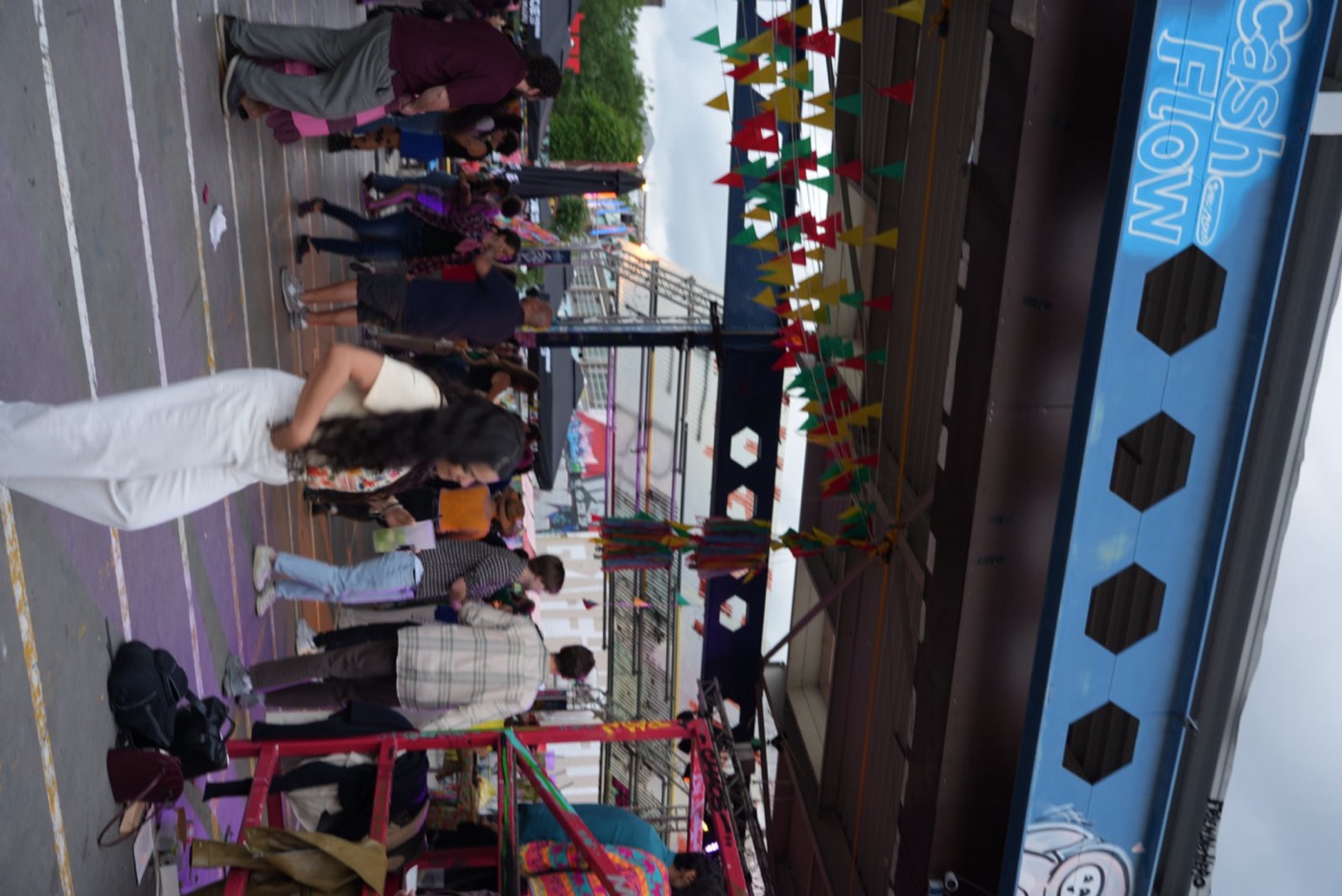 Bezoekers dansen onder de vlaggetjes tijdens Festa Junina