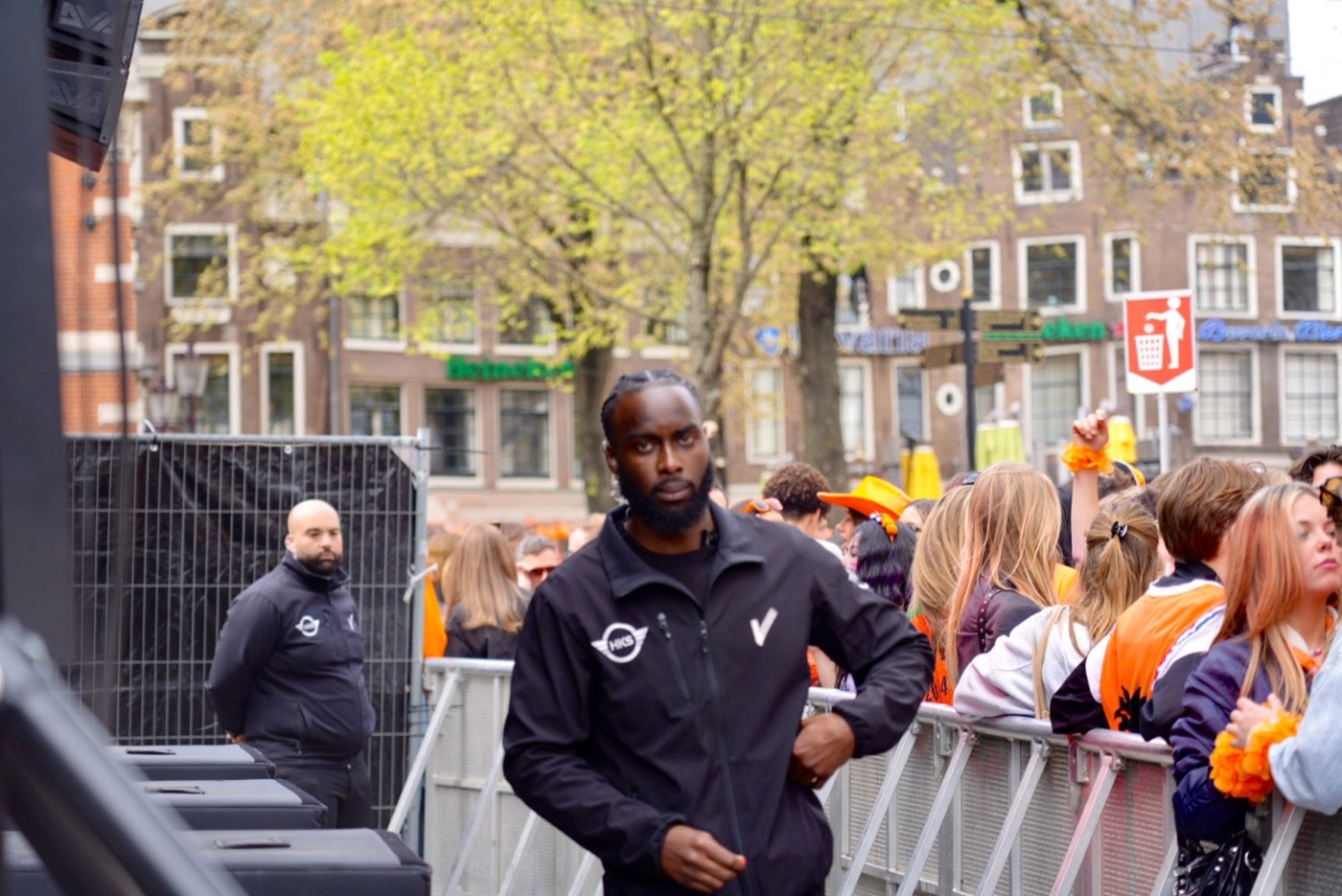HKS-beveiliger houdt de wacht bij het podium op het Leidseplein tijdens Koningsdag